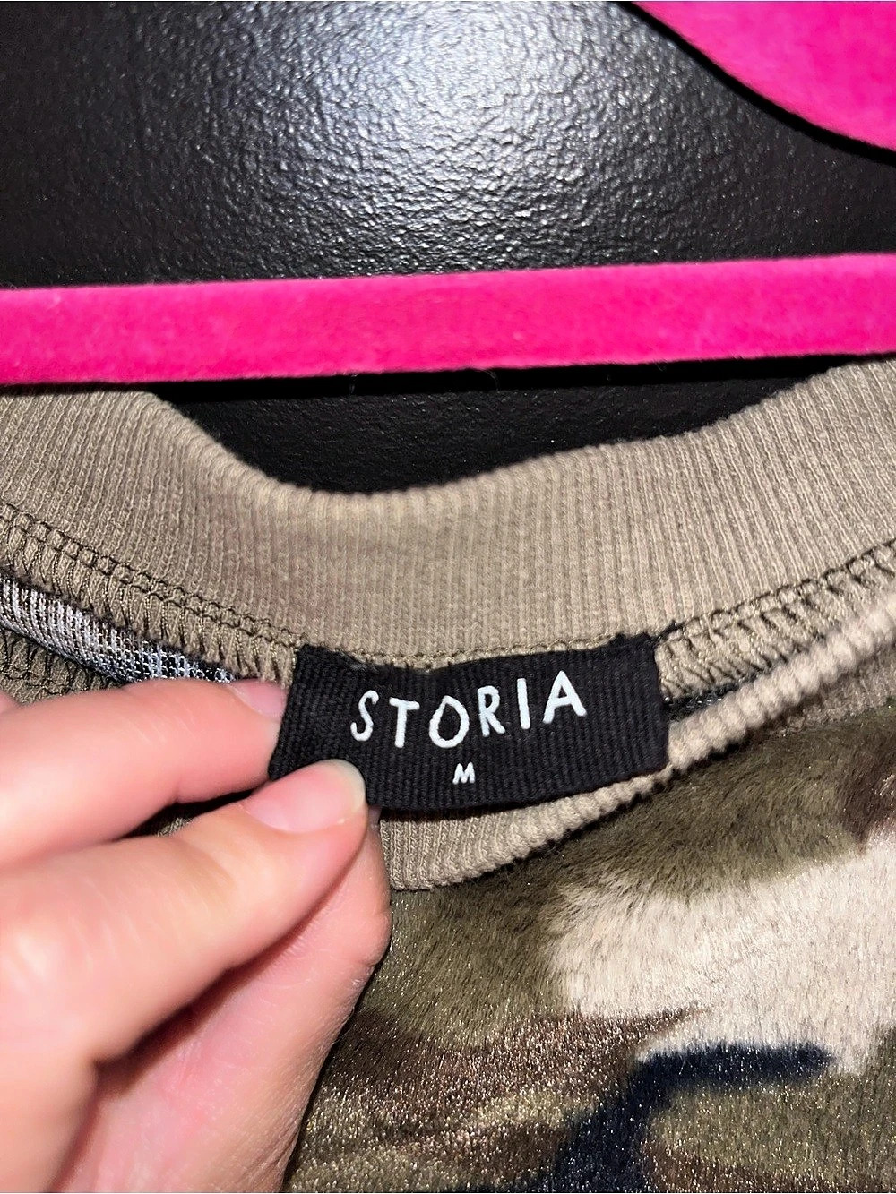 Storia Camo Cropped Crewneck Sweater Size Medium - Picture 3 of 3